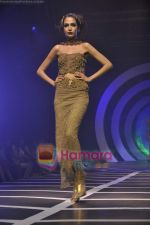 Model walks the ramp for Rina Dhaka Show on day 4 of HDIL on 9th Oct 2010 (28).JPG